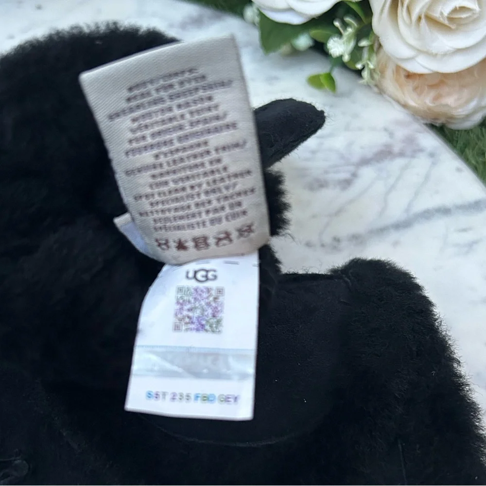 Ugg Genuine Shearling Exposed Curve Seam Gloves size S new  $165.00